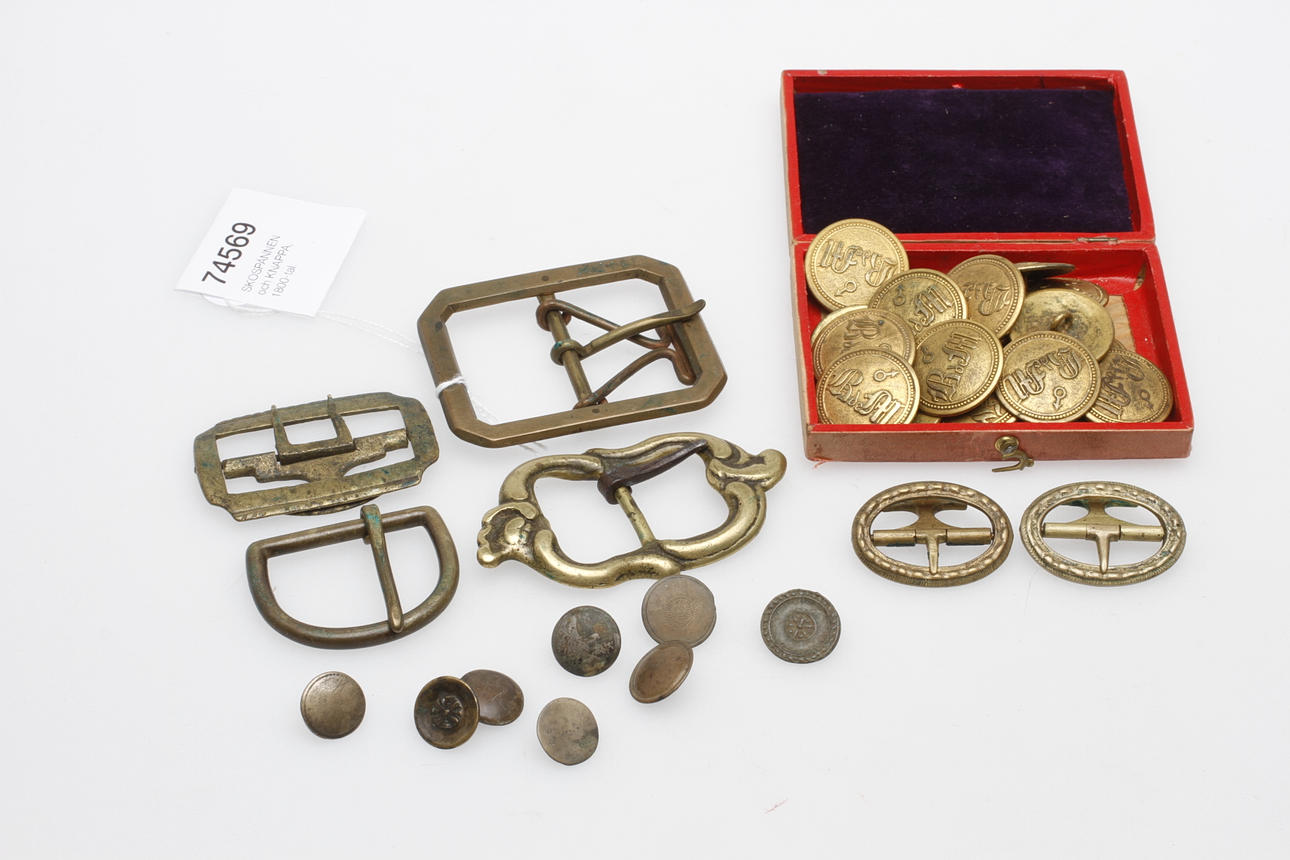 SKOSPÄNNEN och KNAPPA, 1800-tal.