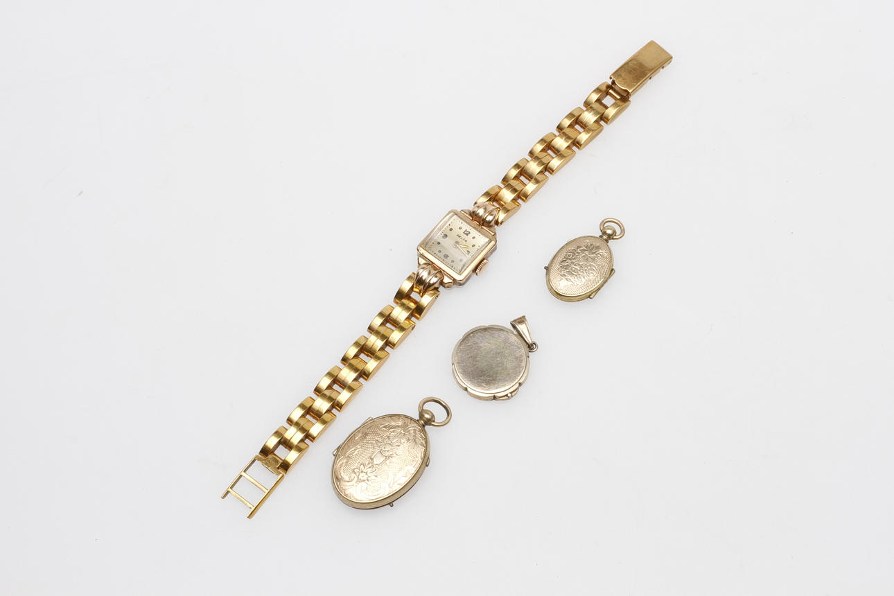 DAMARMABANDSUR, Belca samt 3 amuletter, ett i silver.