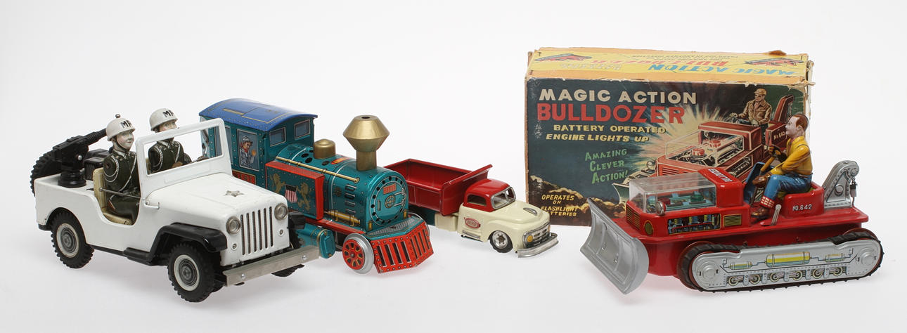 PLÅTLEKSAKER 4 stycken JAPAN, Bulldozer T.N, Modern Toys, S.S.S. Bulldozer i originalkartong.