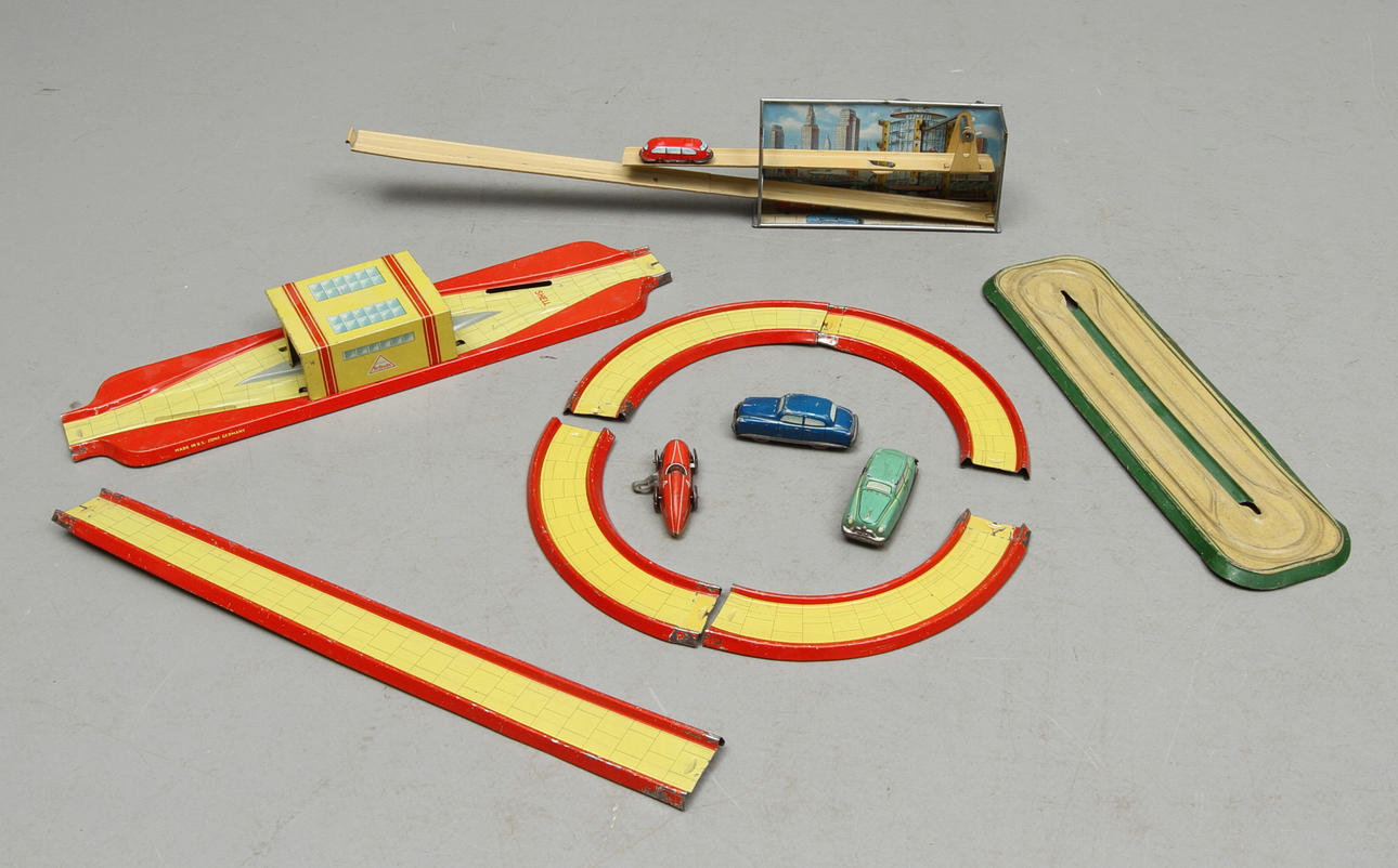 BILBANOR 3 stycken i plåt med tilhörande bilar. Bland annat Technofix. Germany.