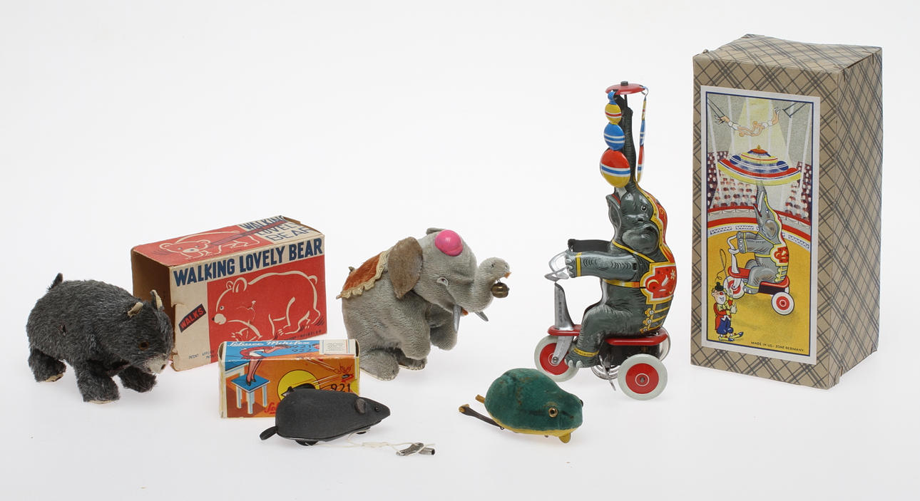 PLÅTFIGURER, 5 stycken med urverk, Schuco, Japan och Germany U.S.-zone, delvis originalkartonger.