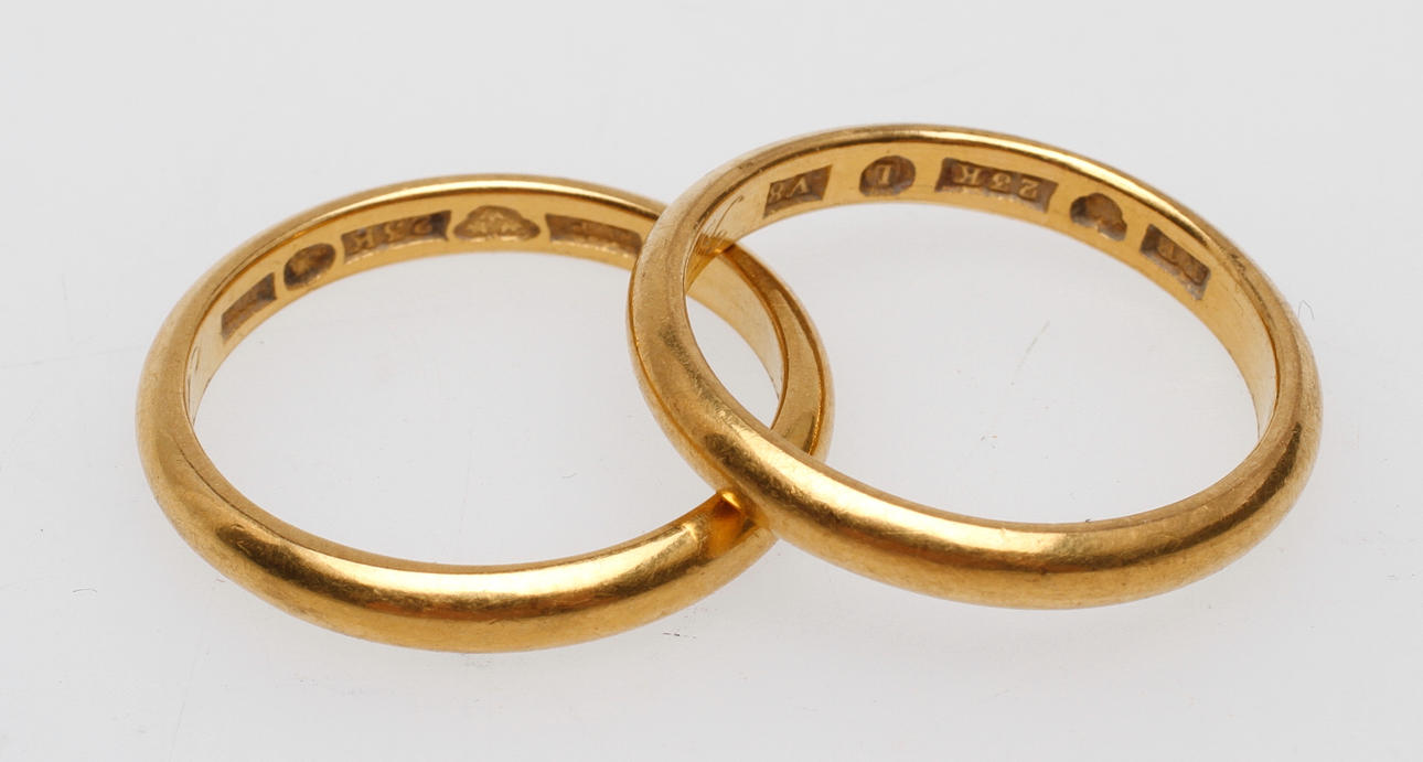RINGAR, 2 st, 23k guld, vikt ca 11,4 gram.