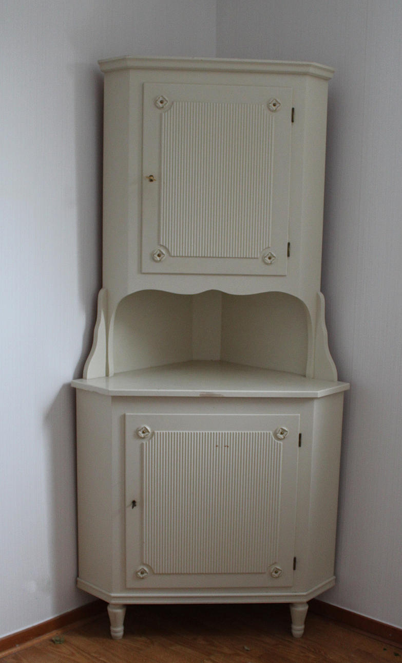 HÖRNSKÅP, gråvit målad, 1940-tal + 2 st stolar (3).