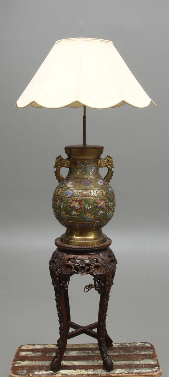 URNA, cloisonné, orientalisk, på piedestal.