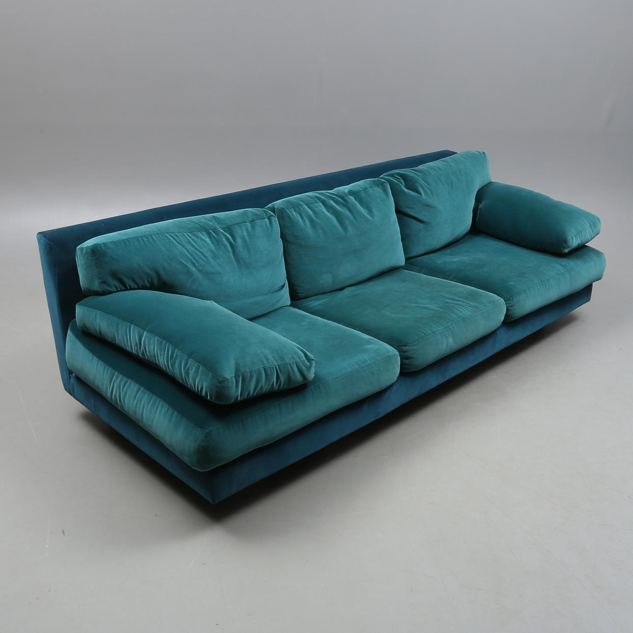 SOFA, med FODBOLD, fløjlspolstring, Eilersen, Danmark.