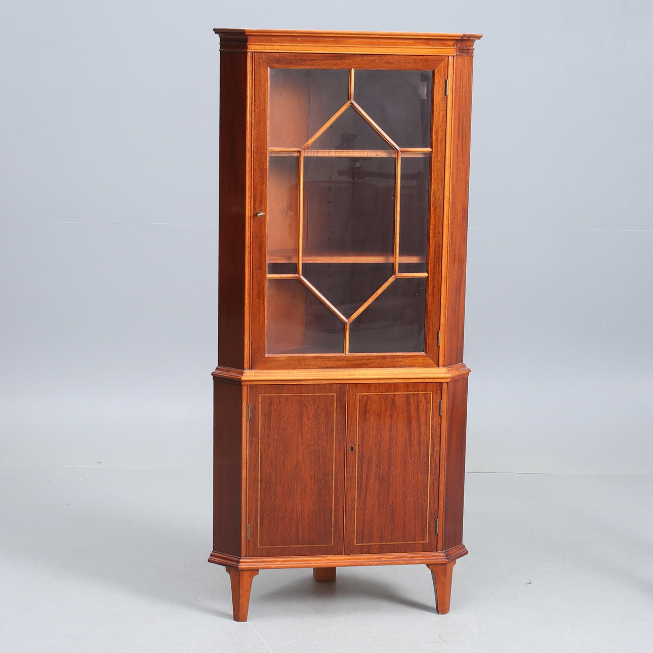 HJØRNESKAB, vitrine, sprosseglas.