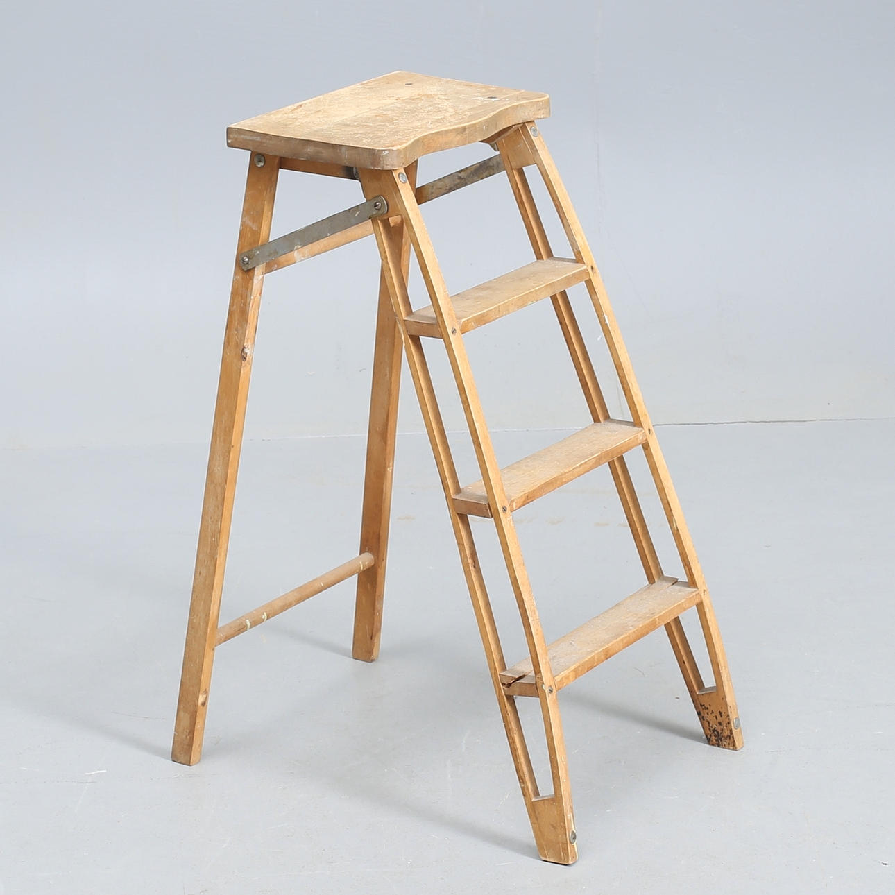 TRAPPSTEGE, äldre. Trä, tre steg.