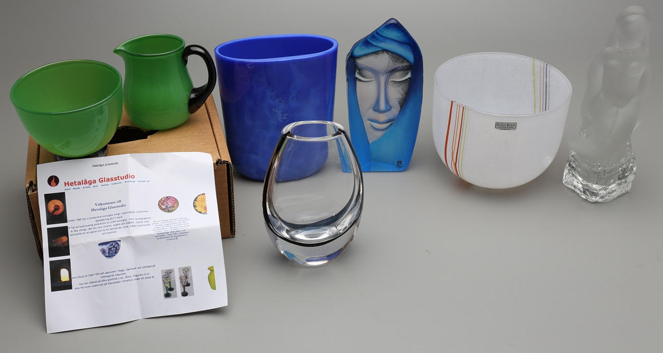 GLASFÖREMÅL 7 st, bla Vicke Lindstrand.