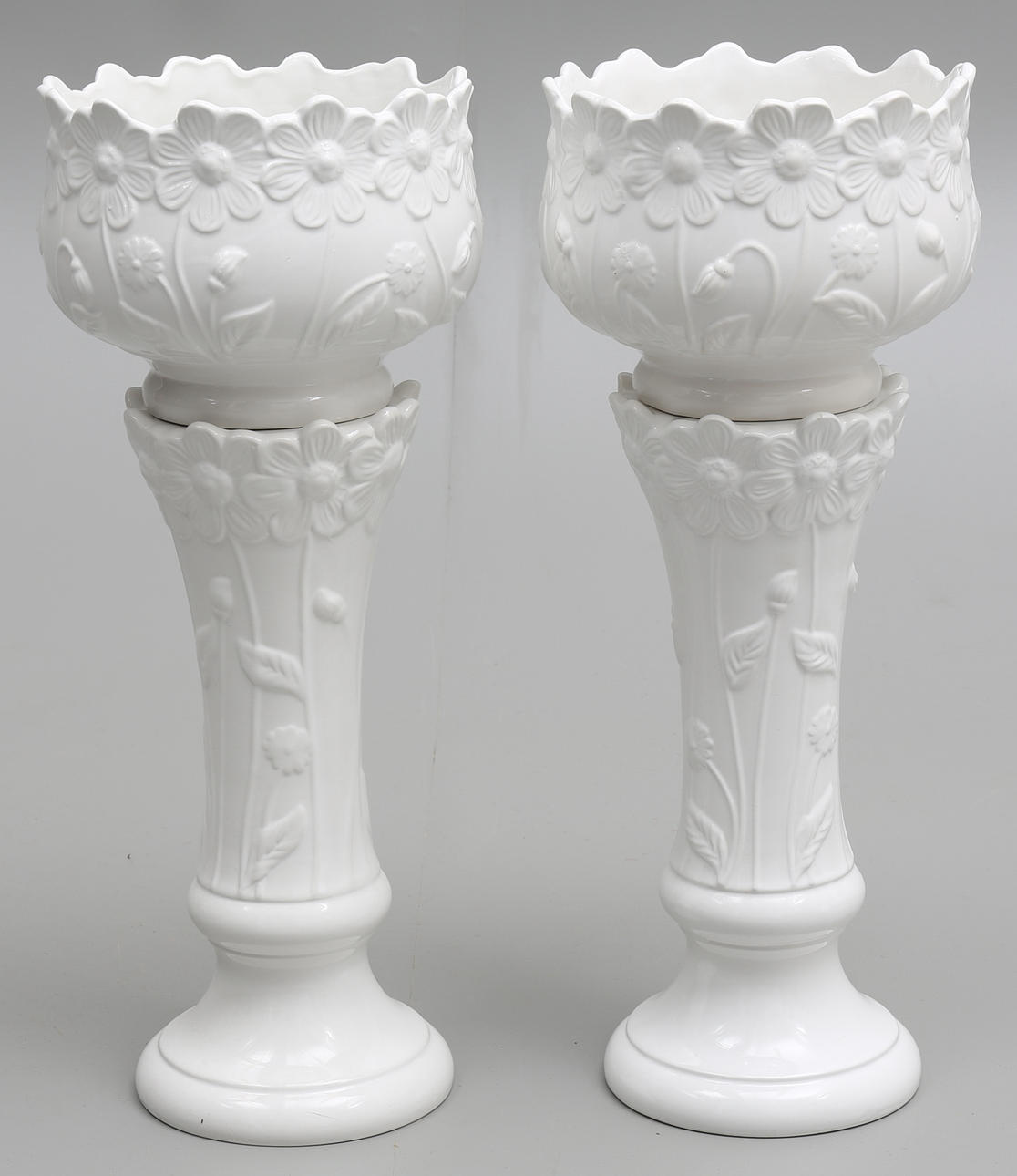 PIEDESTALER MED KRUKA 2st, porslin.