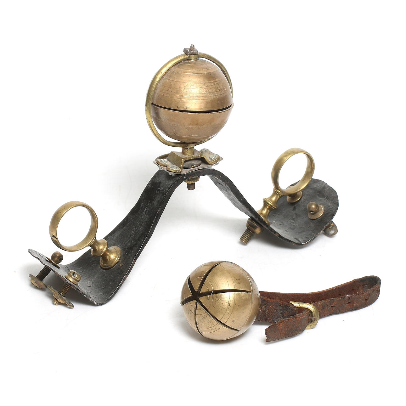 SELBÅGE kellolla, 2 osaa, taottu, messinki, 1800-luku.