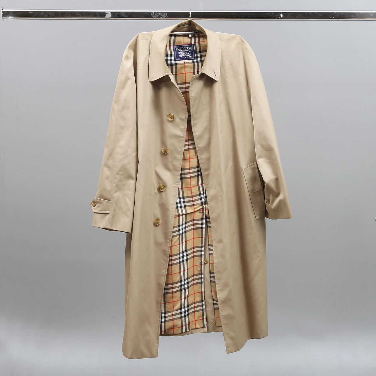 BURBERRY. Rock, så kallad trenchcoat, bomull och polyester.
