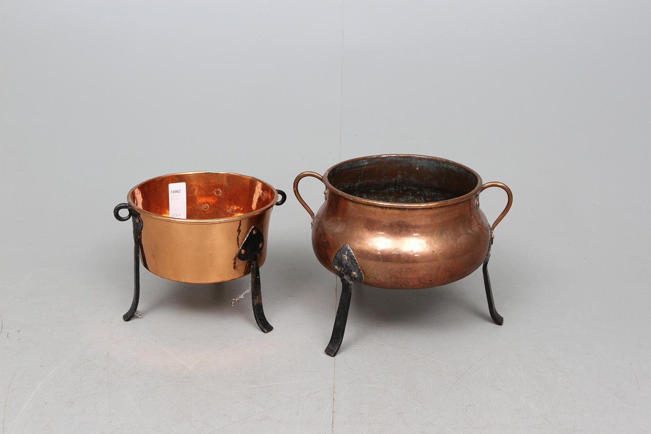 KRUKOR på BEN, 2 st, koppar, 1800-tal.