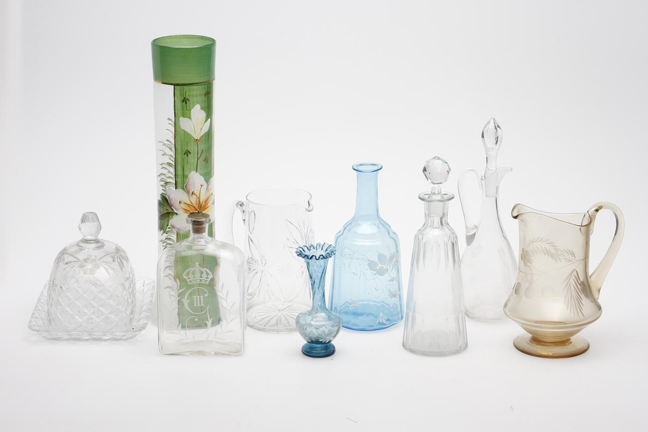 GLASFÖREMÅL, 9 delar, 1900-tal.