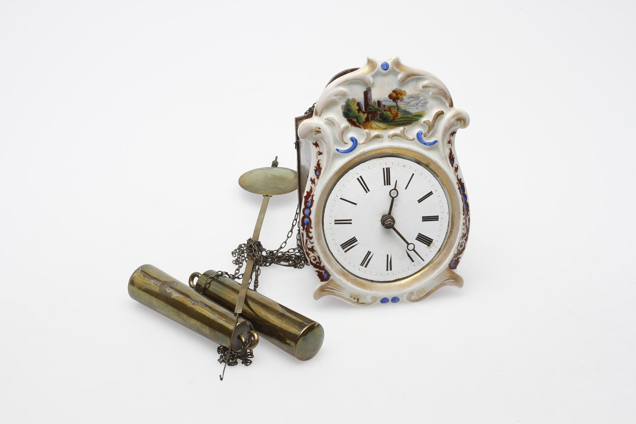 VÄGGPENDYL, porslin och trä, 1900-talets första hälft.