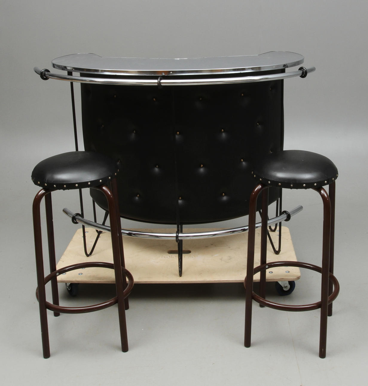 BARDISK, med 2 st BARSTOLAR, 1900- talets andra hälft.