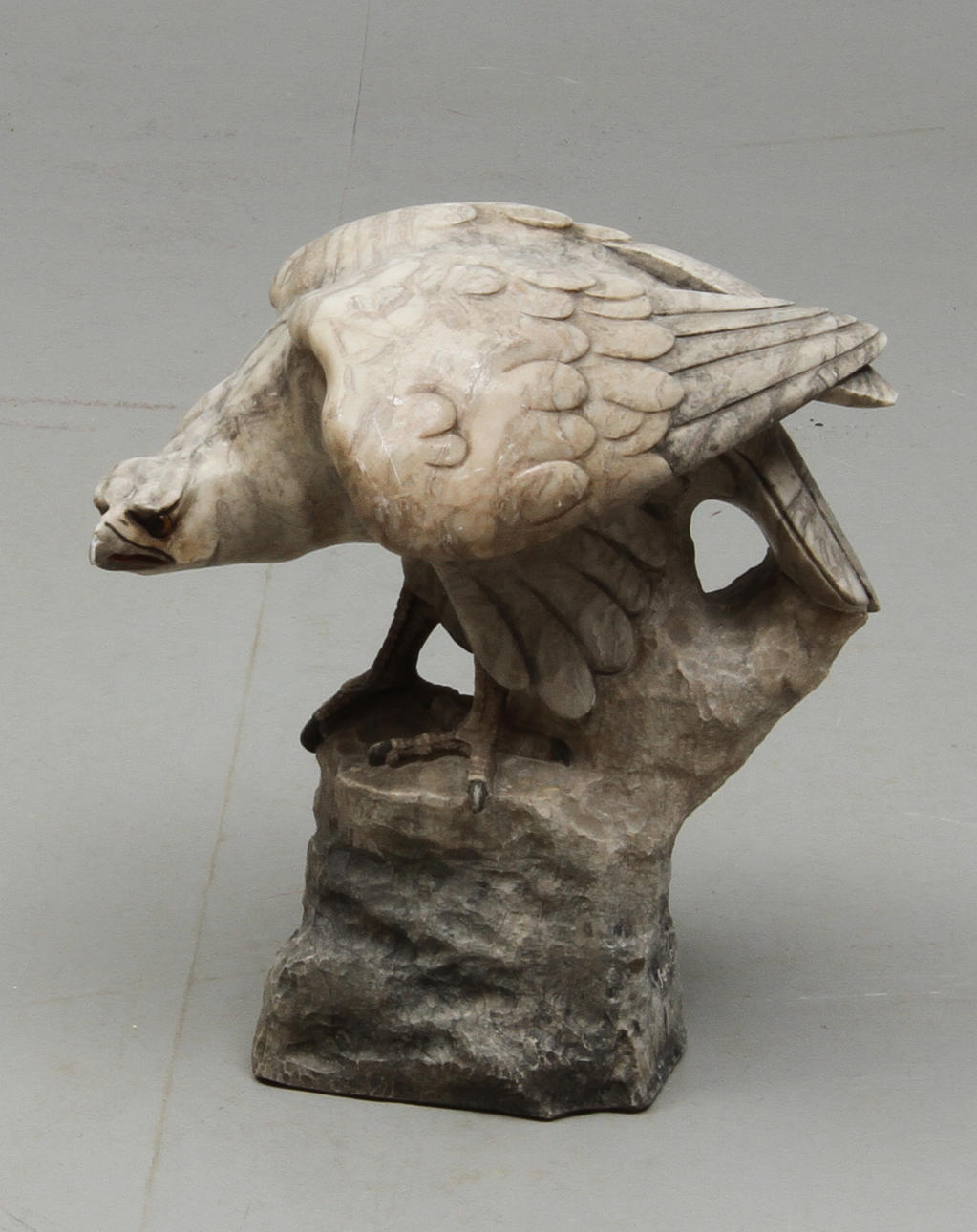 ERNST BECK. EFTER. Alabasterfigurin i form av falk, signerad "fec E Beck".