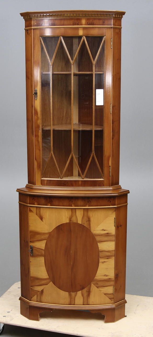 HÖRNSKÅP, Engelsk stil, 1900 tal.