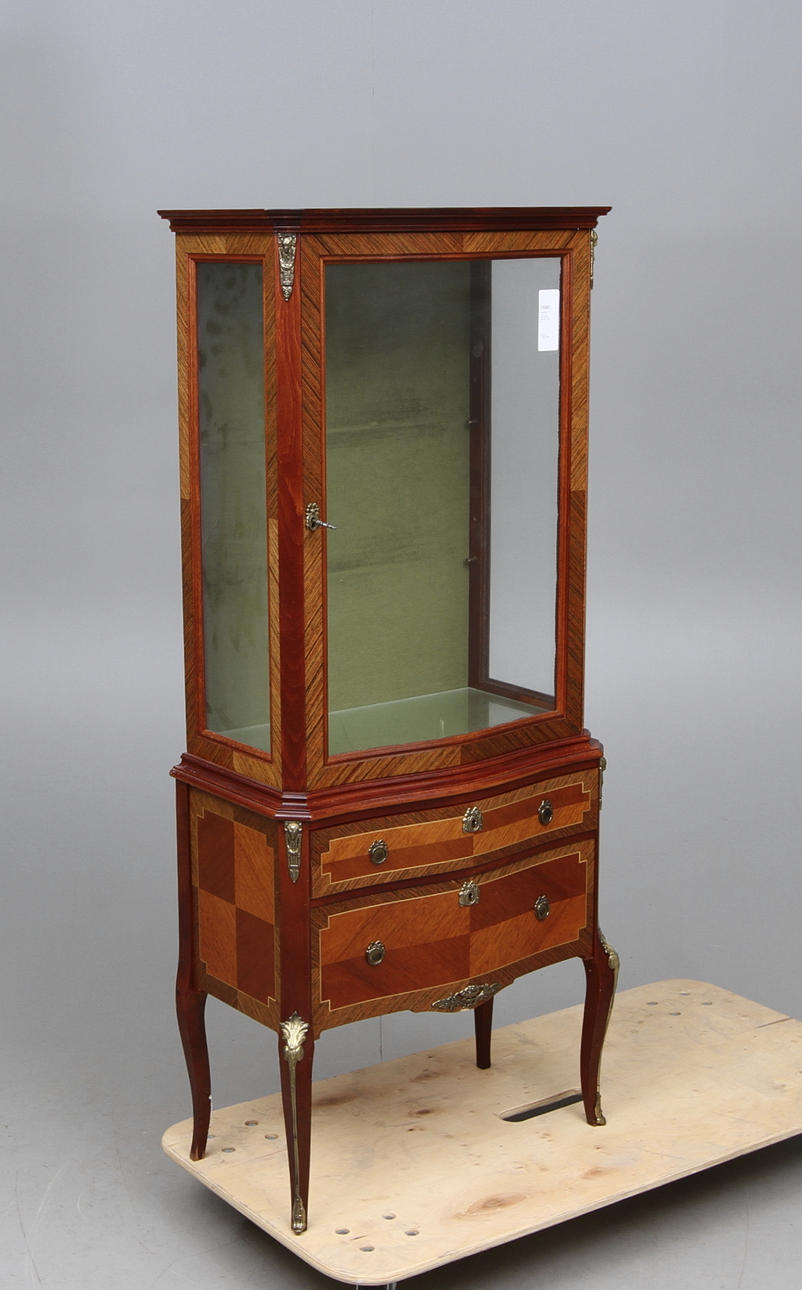 VITRINSKÅP, Louis XVI stil, Ryden Möbler AB, Nybro, 1900 tal.