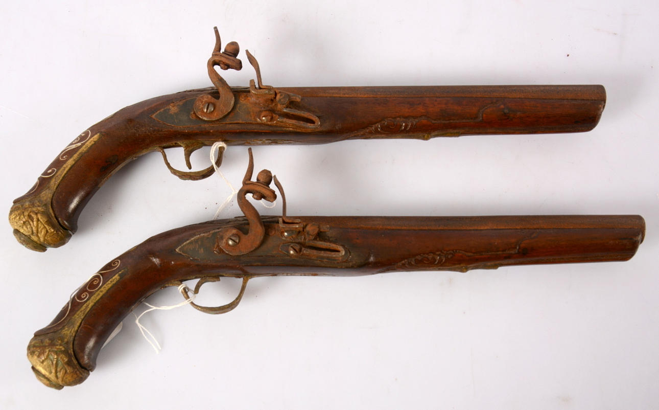 PISTOLER, 2 st, replikor, 1900-tal.