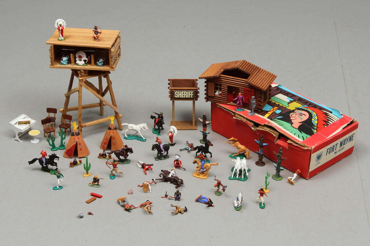 TRÄFORT "Fort Wayne", Micki Leksaker AB, Gemla, nr 6151, fort med plastindianer och cowboys. Originalkartong.