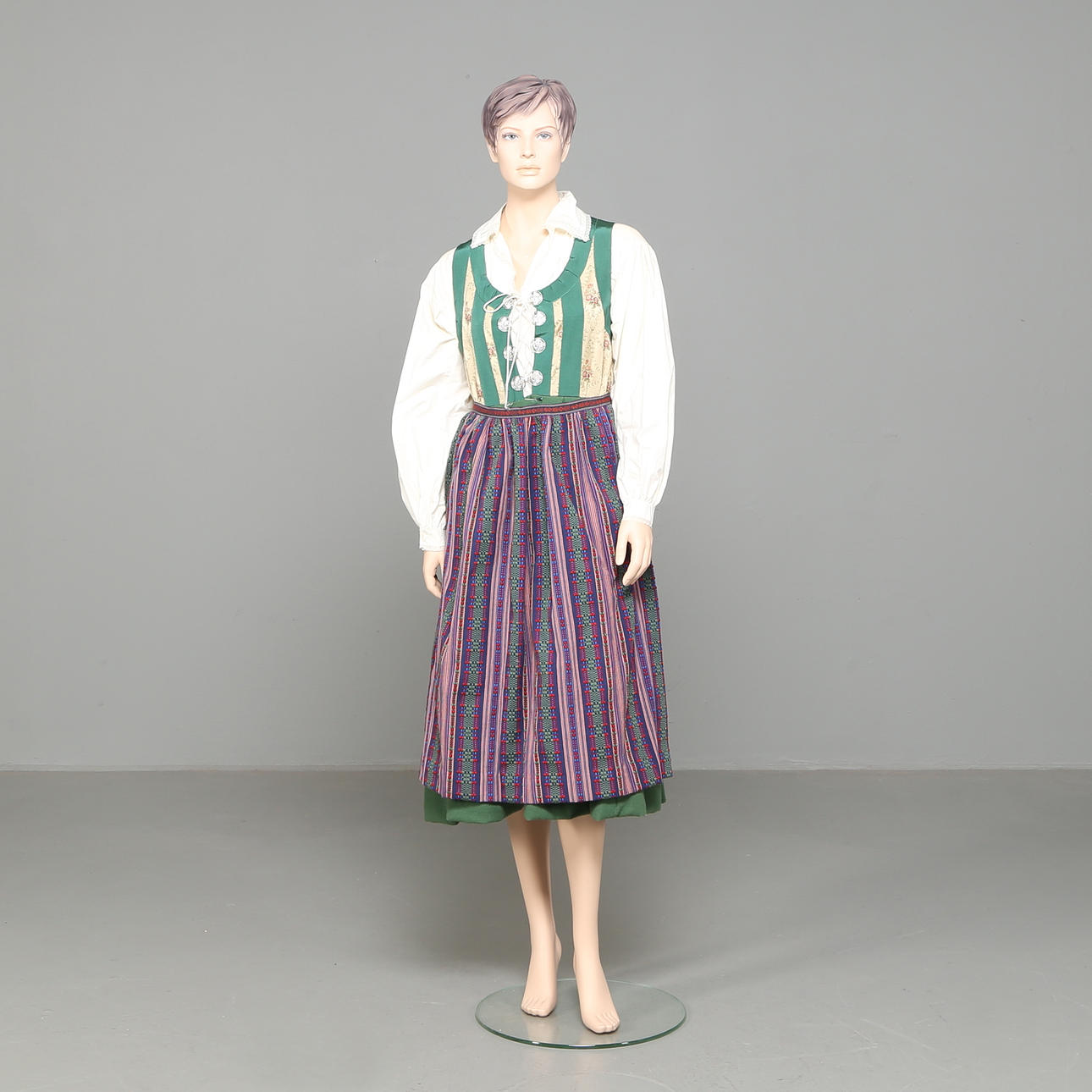 FOLKDRÄKT, troligen Bara Härad, Skåne.