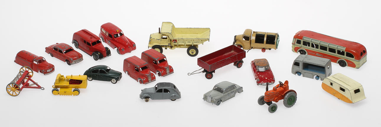 MODELLBILAR 19 delar. Mest DINKY, även TEKNO. TIPPCO buss made in U.S.-zone urverk.