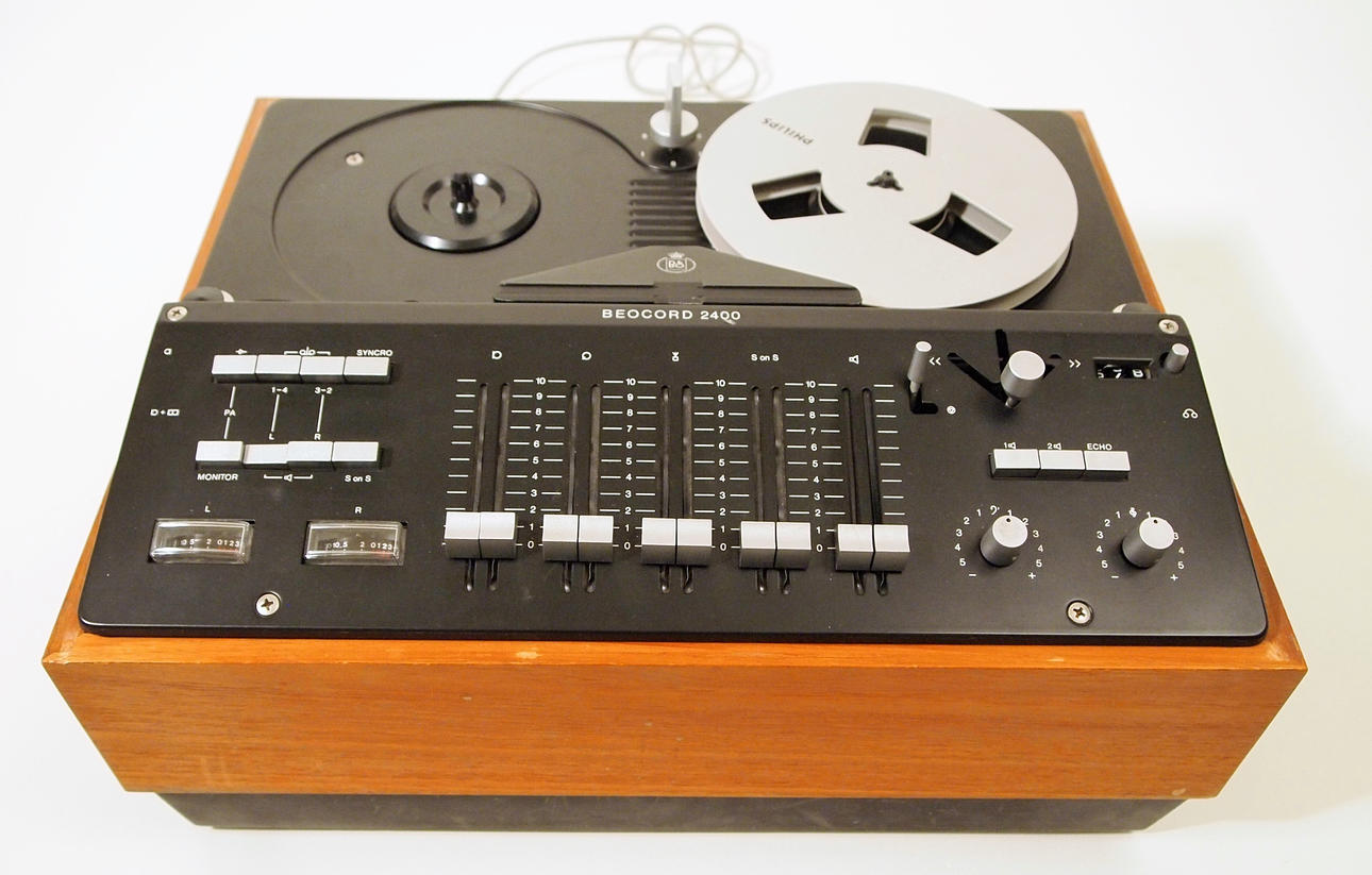 BANG & OLUFSEN. TAPE PLAYER, BEOCORD 2400.