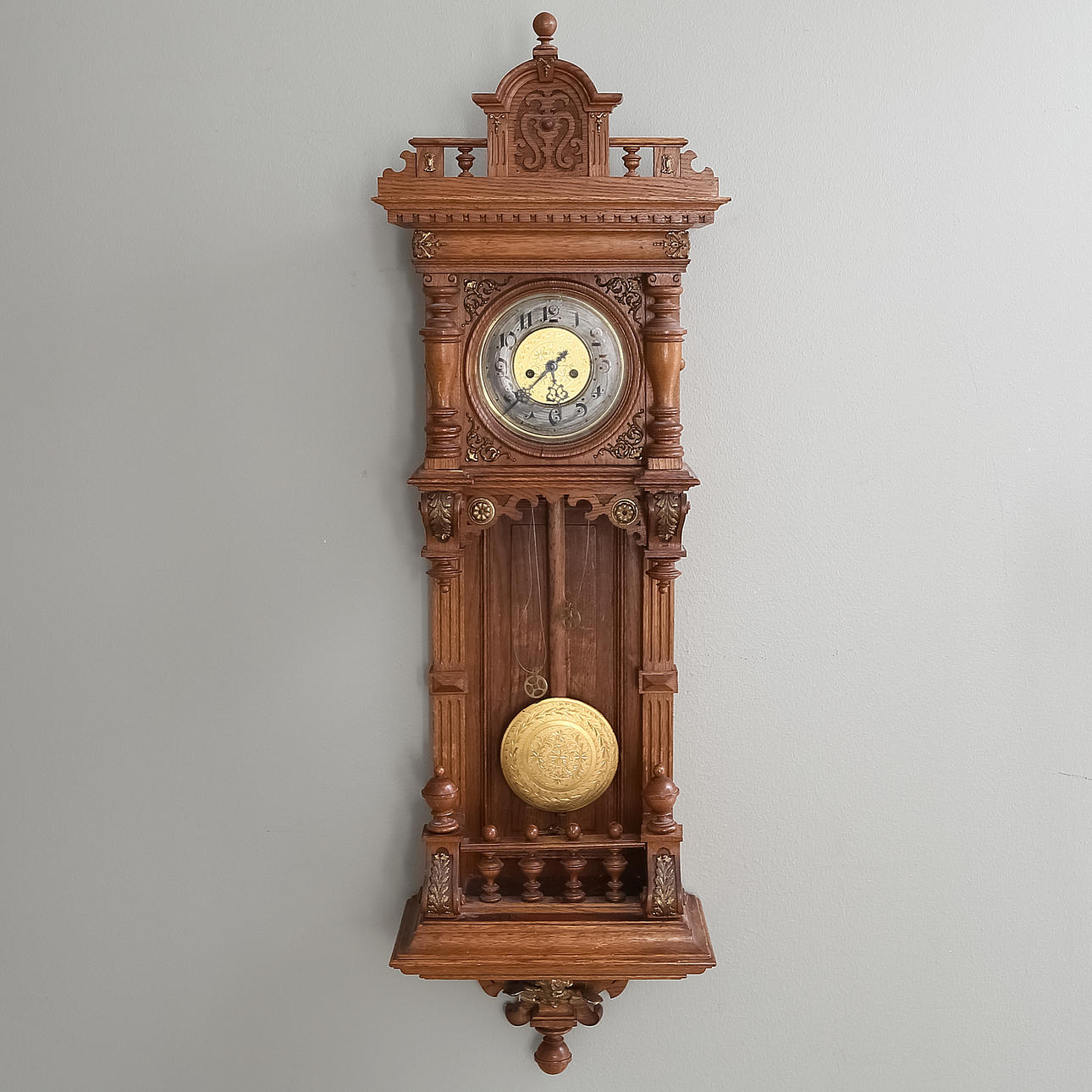 VÄGGPENDYL, ek, 18/1900-tal.