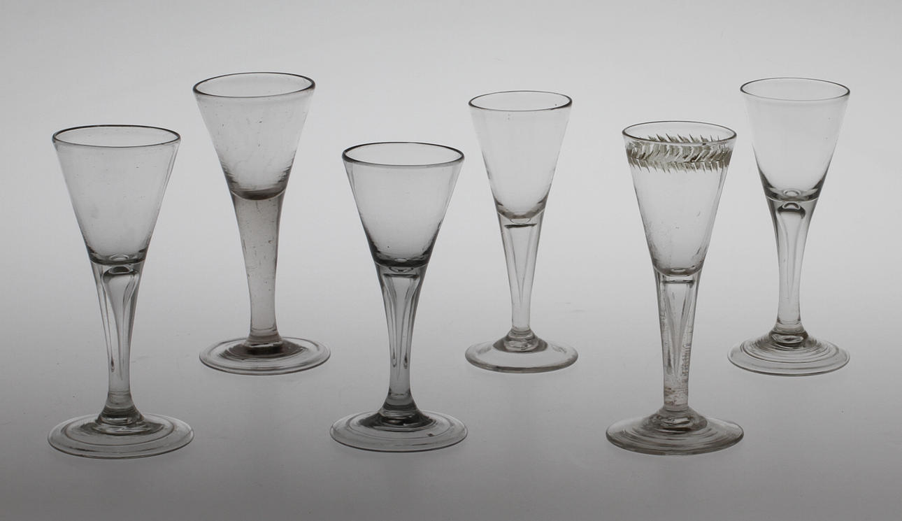 SPETSGLAS 6 st, delvis med omvikt fotkant och med luftblåsa.