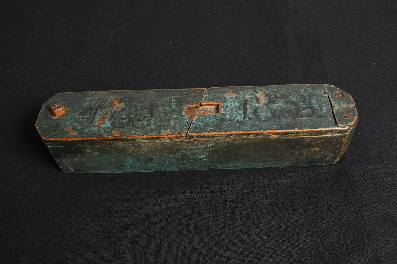 RAKLÅDA, märkt PES 1834.