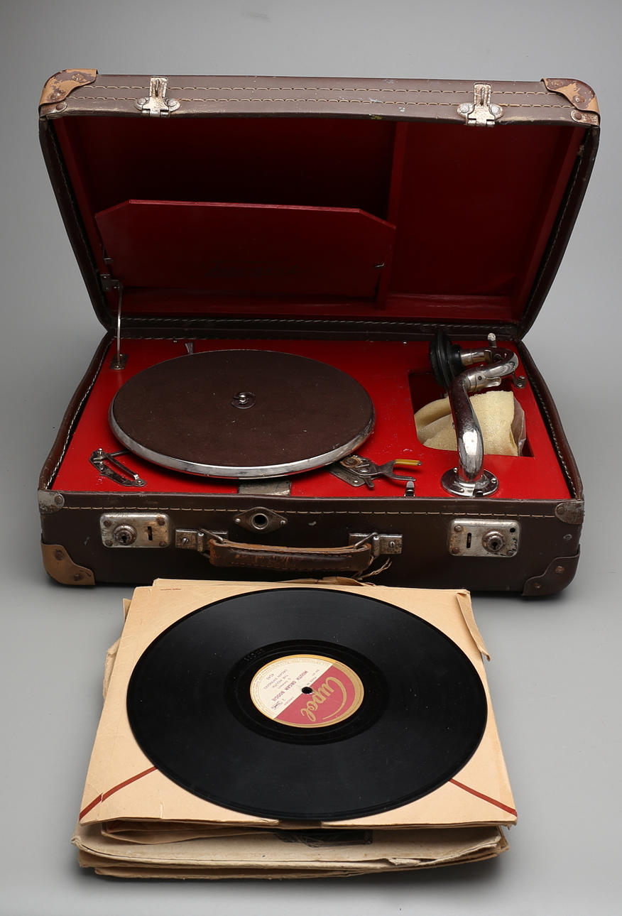 RESEGRAMMOFON samt SKIVOR.