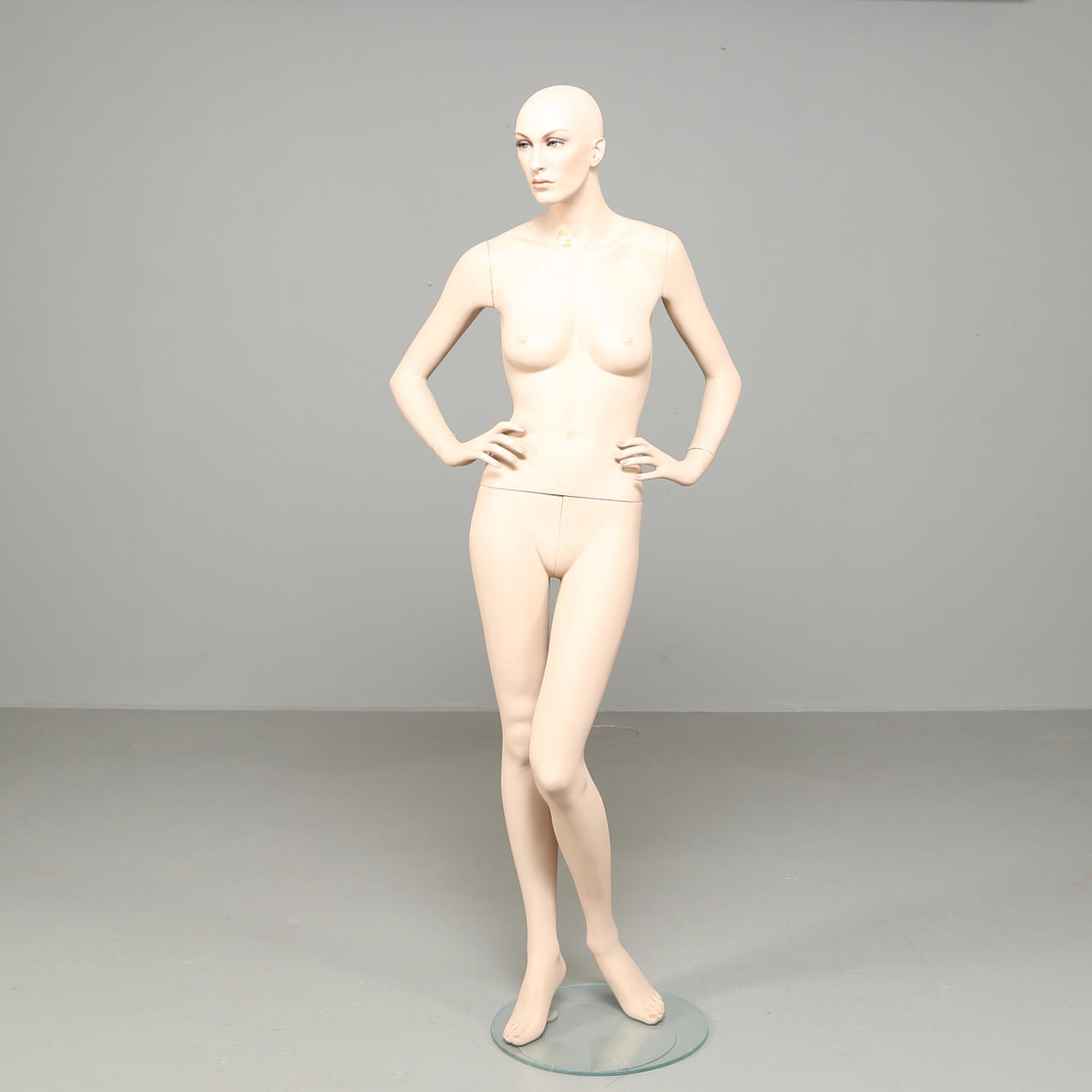 SKYLTDOCKA dam, Hindsgaul, Danmark, höjd 176 cm.