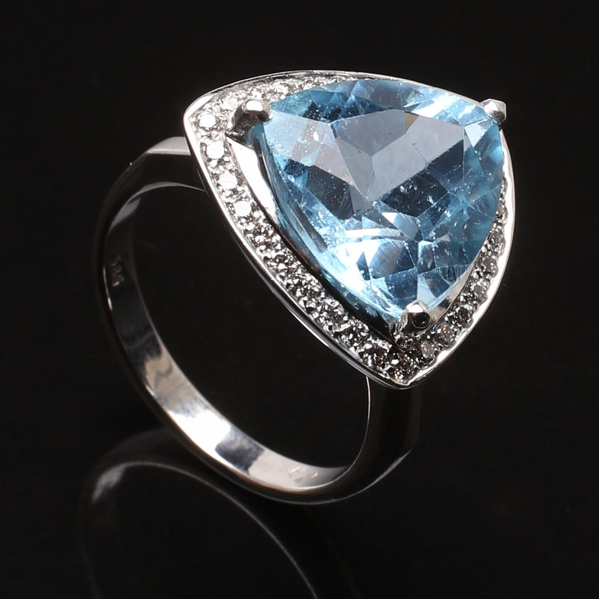 RING, 14K vitguld, Blå Topaz, diamanter 0,45 ct.