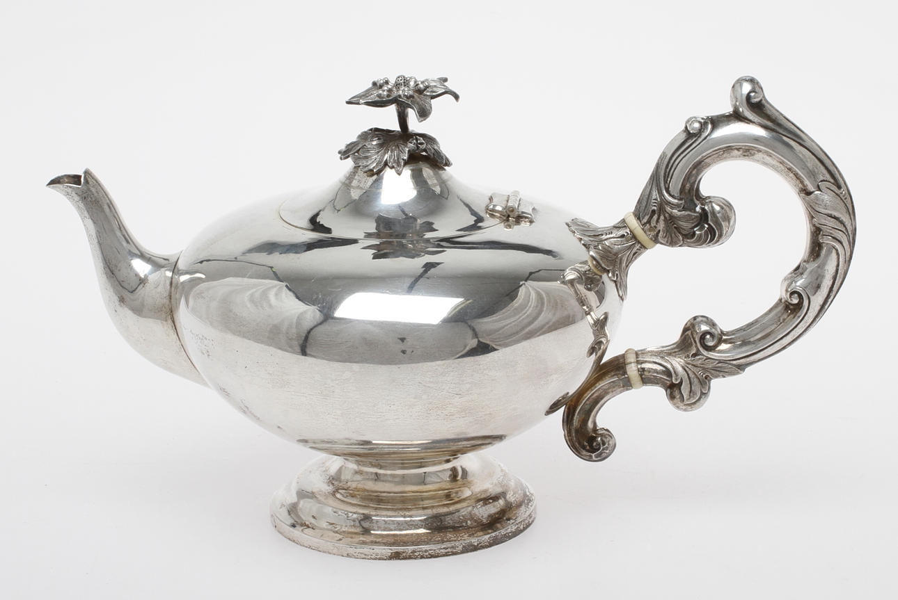 TEKANNA, silver, Gustaf Möllenborg Féron Stockholm 1855. Vikt 738 gram.