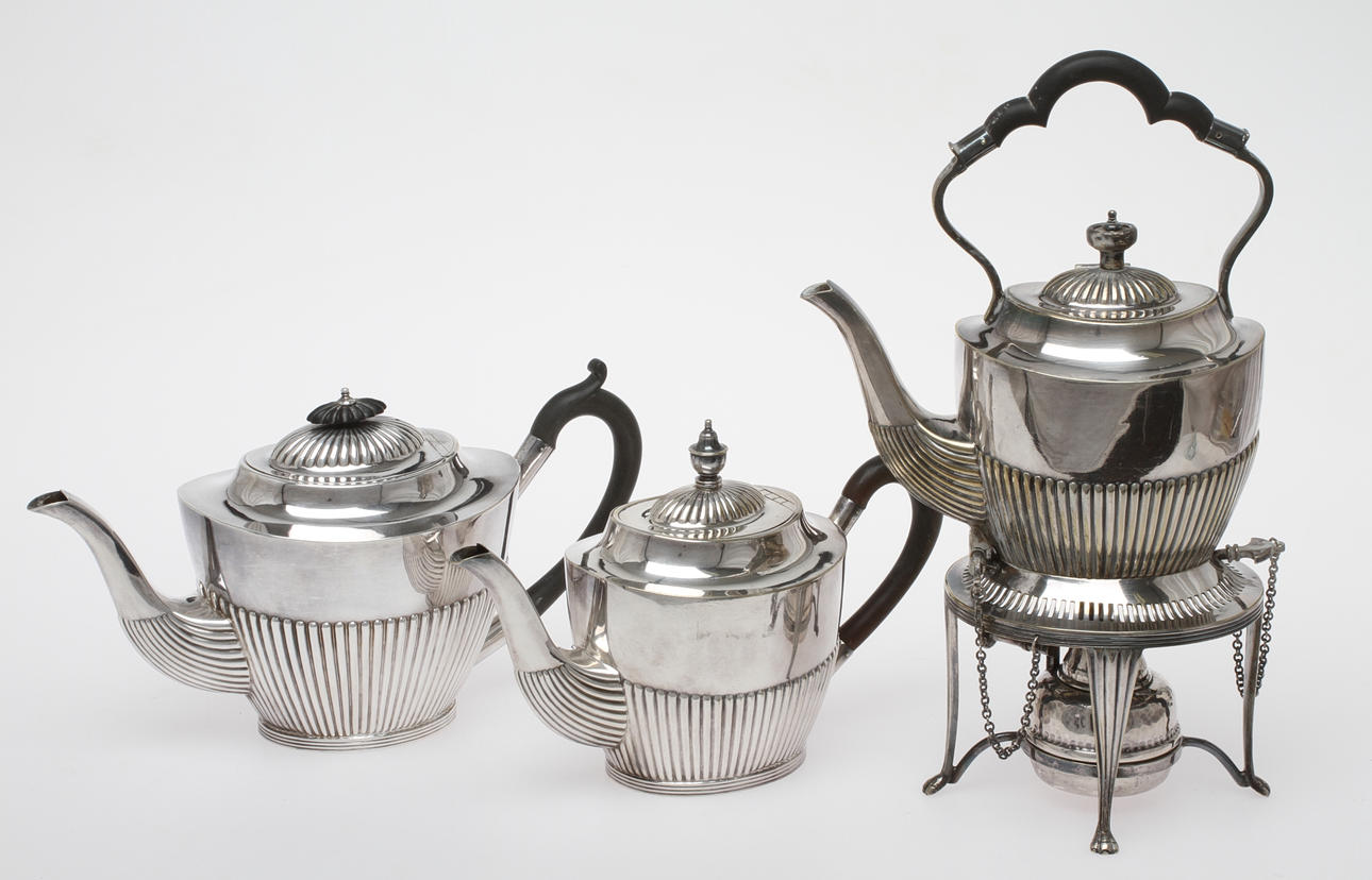 TEKANNOR 3 st varav en med réchaud, nysilver, Mappin & Webb´s England.