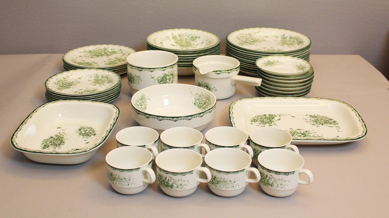 MATSERVISDELAR i porslin (53). Grön Anna. Rörstrand.