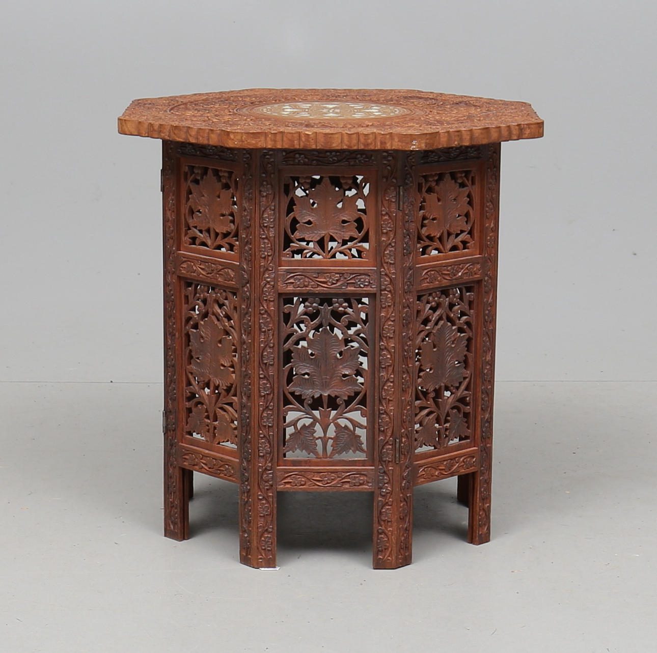 BORD, orientaliskt, 1900-tal.