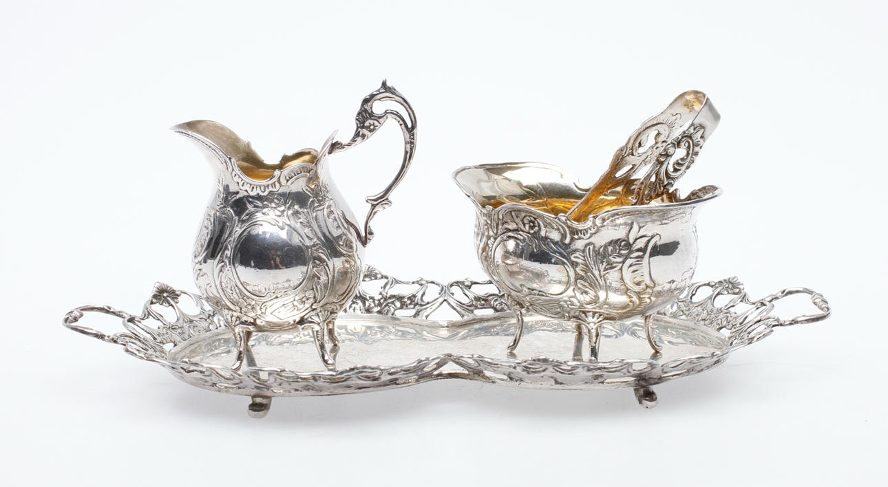 GRÄDDKANNA, SOCKERSKÅL och BRICKA samt SOCKERTÅNG, silver, vikt ca 279,9 gram.