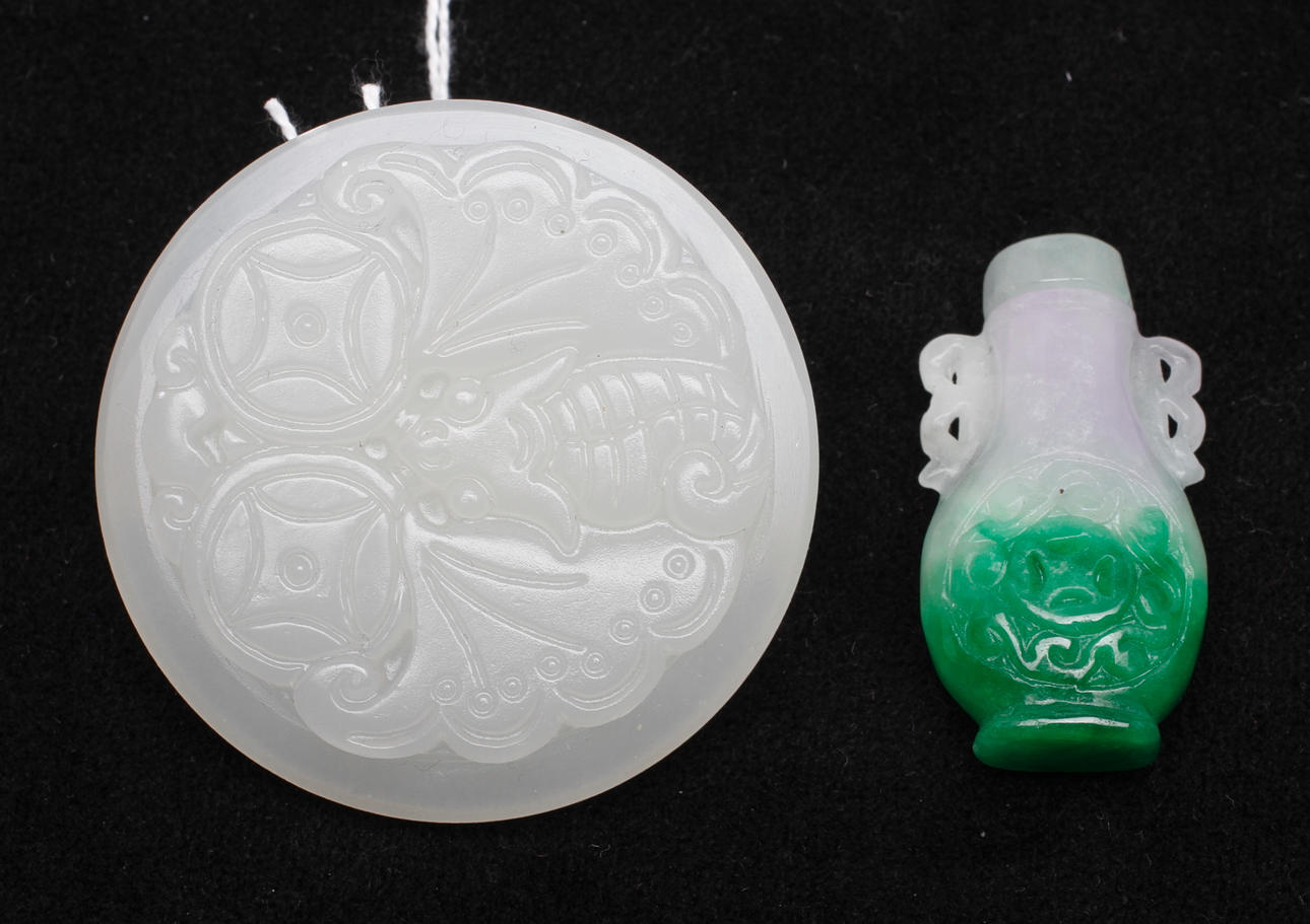 URNA samt BÄLTESPÄNNE, stenarbeten, ostindiska.