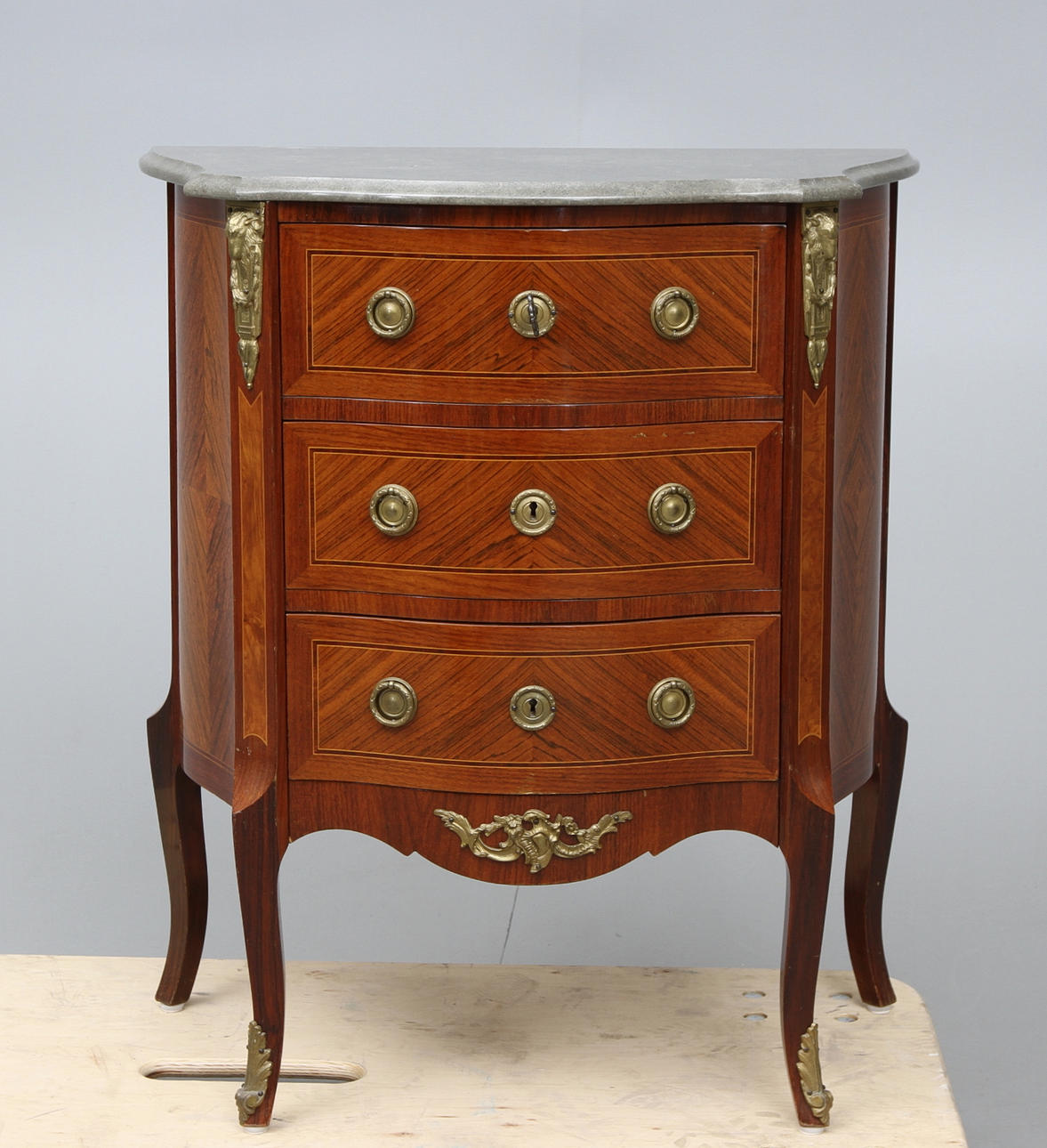 BYRÅ MED STENSKIVA, Louis XIV stil, 1900 talets mitt.