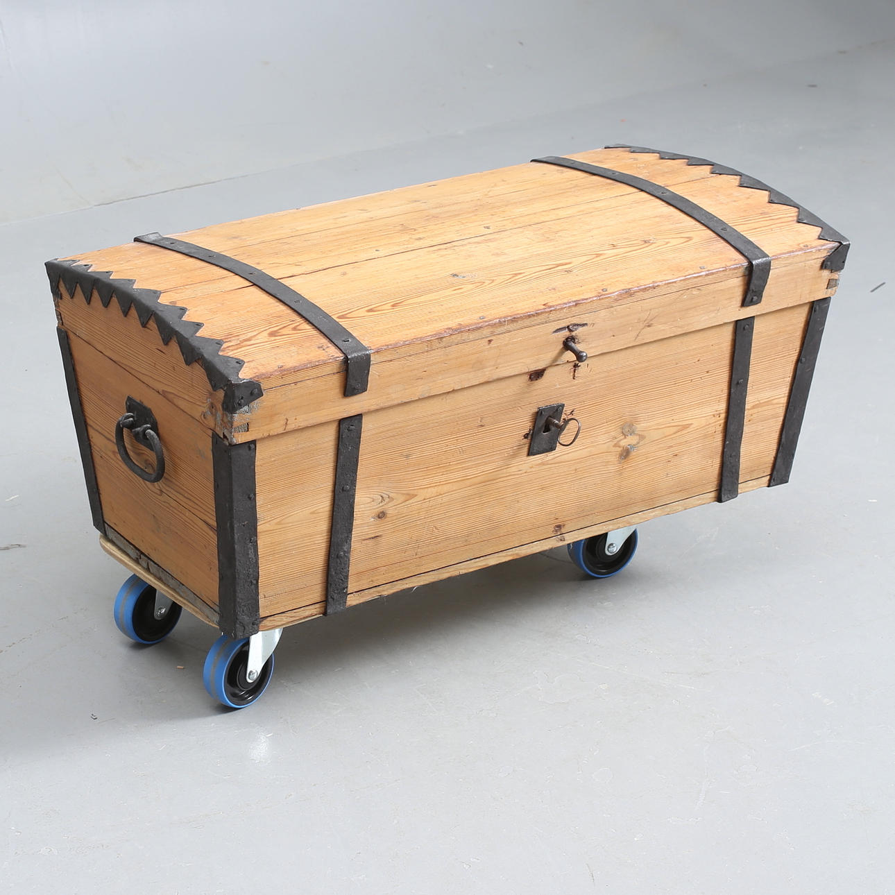 TRÄKISTA, metallskodd välvt lock.