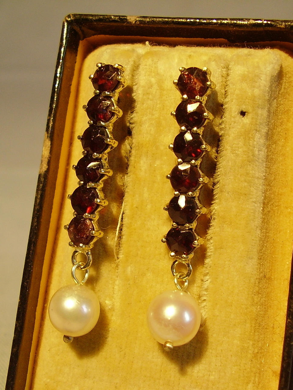 GRANAT OHRSTECKER GOLD ANTIK.