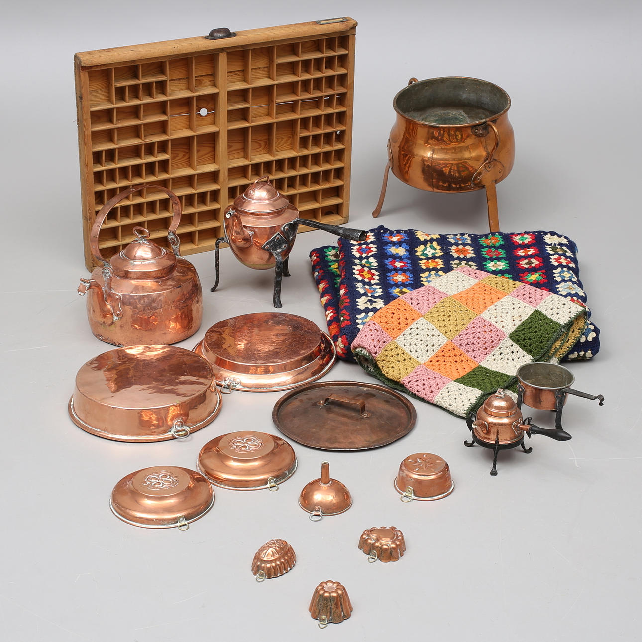 KOPPARFÖREMÅL, 15 st, KAST och VIRKADE PLÄDAR.