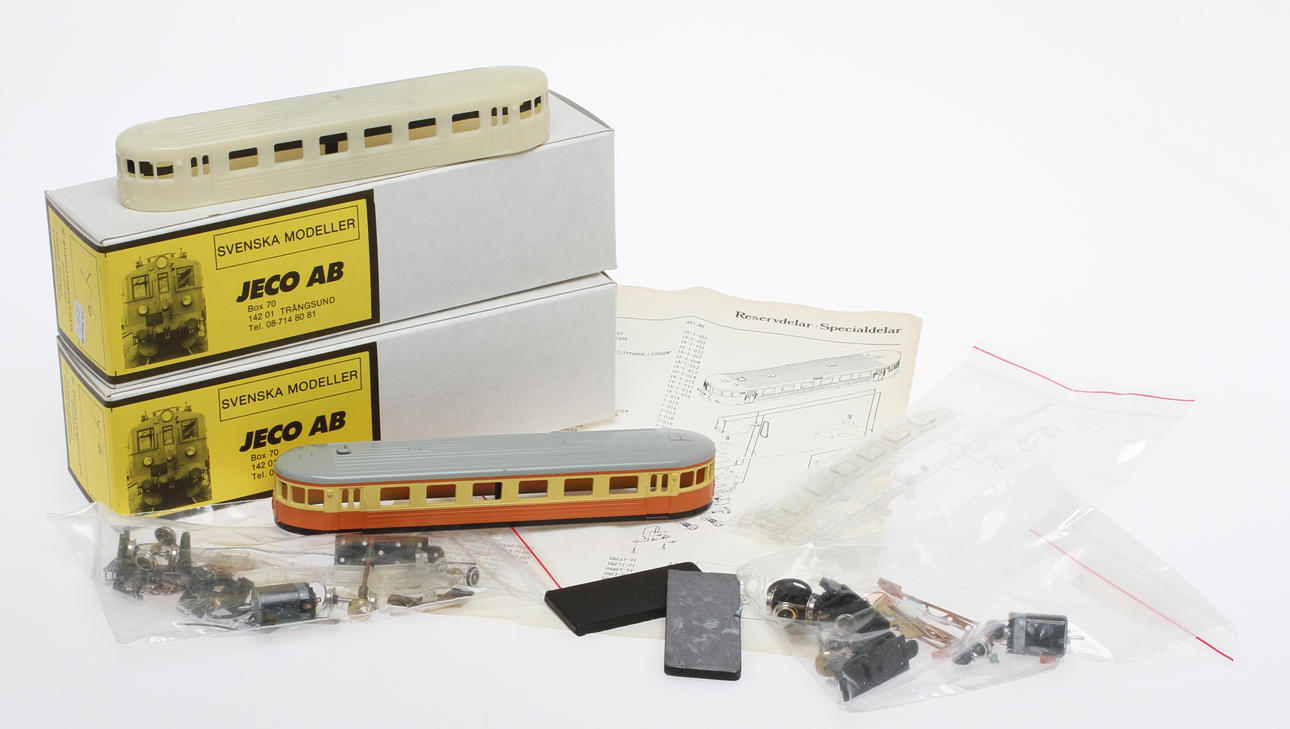MODELLTÅG JECO SJ:s rälsbuss U-ABFY omonterad och U-BF6Y omålad och omonterad.