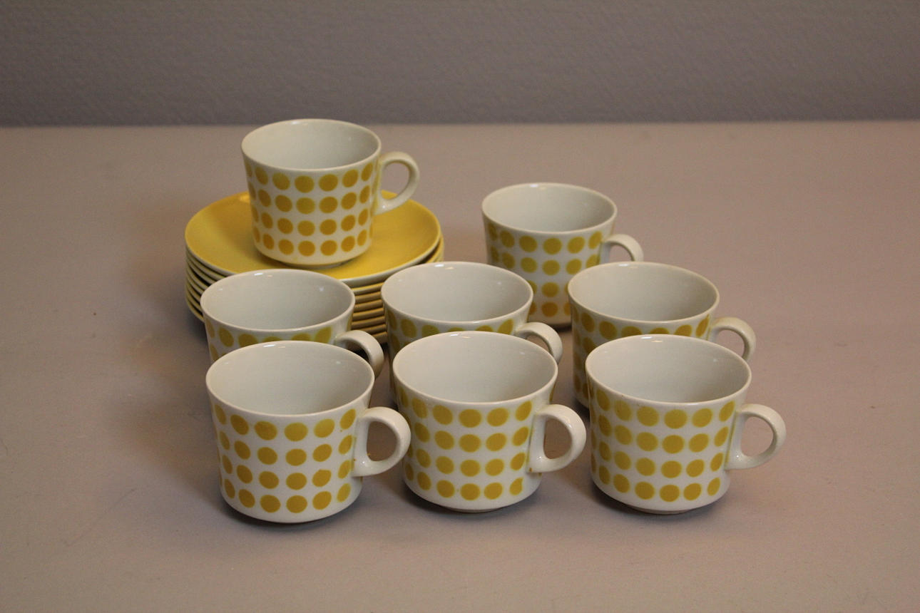 KAFFEKOPPAR med fat (16). Arabia. 1960-tal.