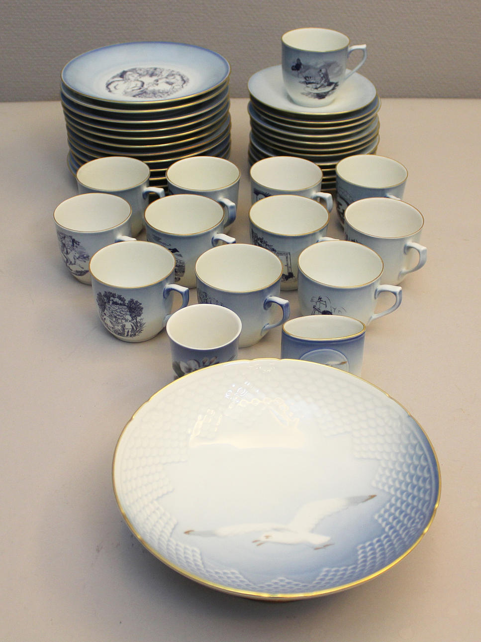 KAFFESERVISDELAR (39). Lucia. Bing & Gröndahl. Made in Denmark samt Royal Copenhagen.