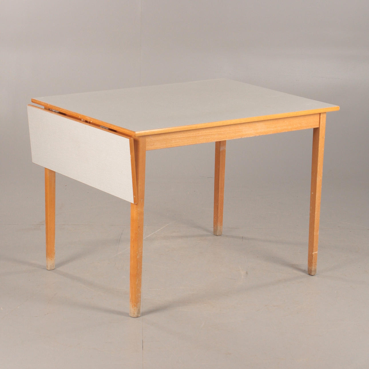 MATBORD med laminatplatta, 1900-talets andra hälft.