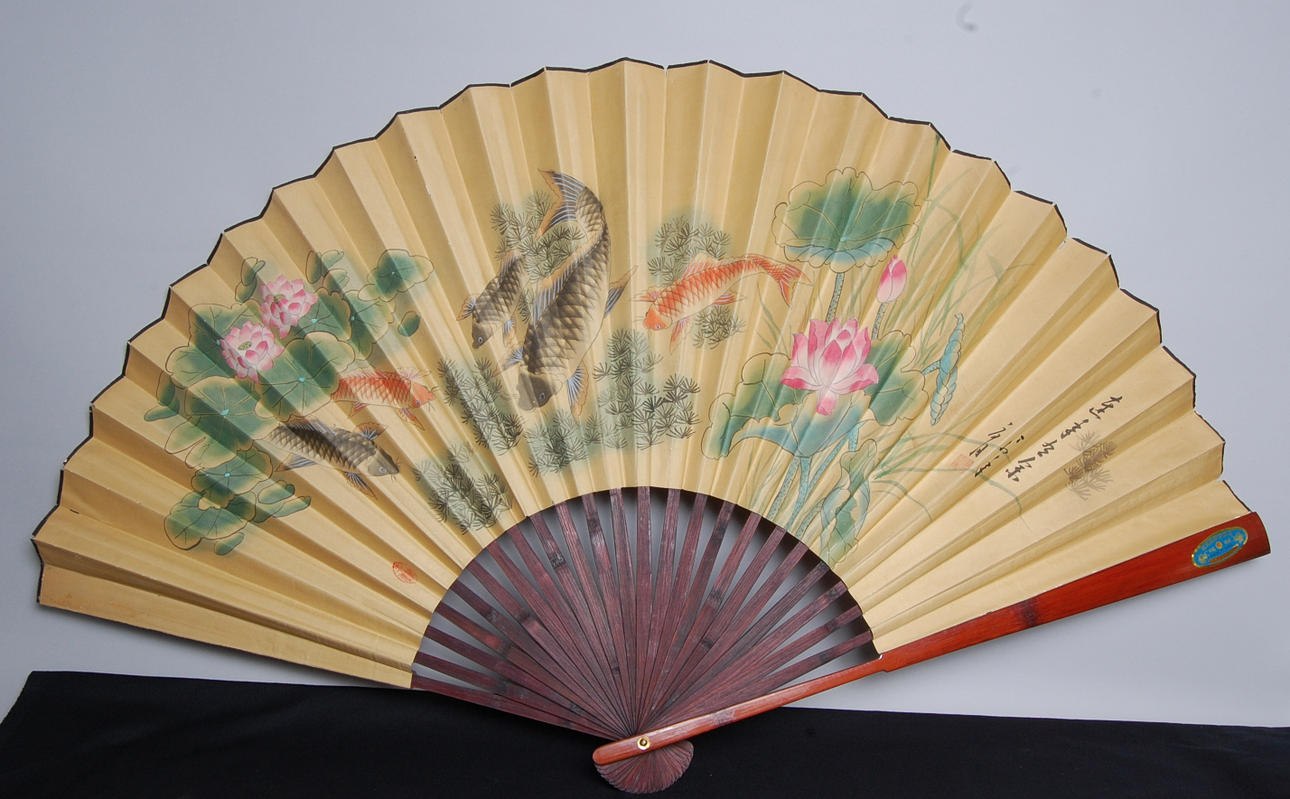 SOLFJÄDER, mod större, med motiv av karpar.