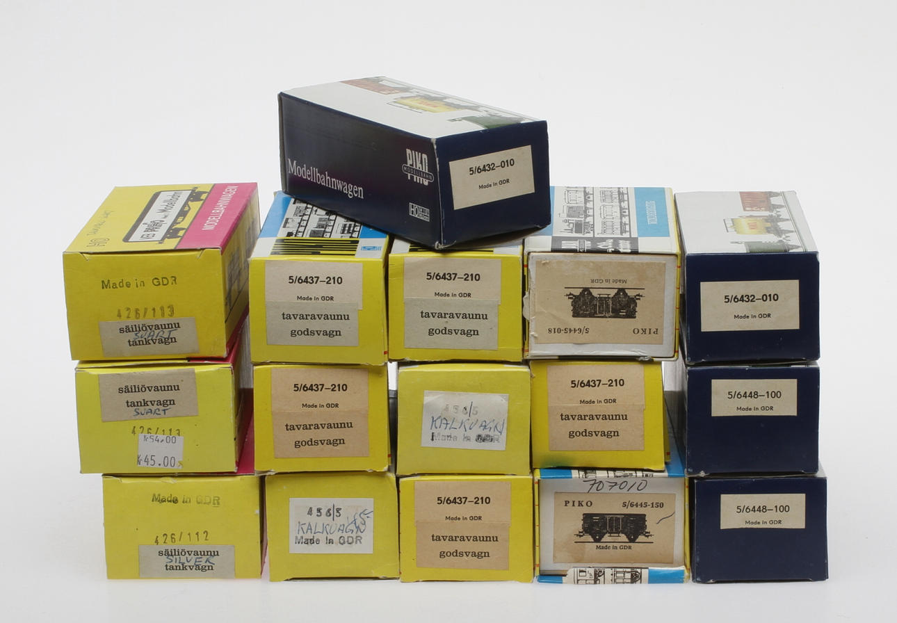 MODELLTÅG 16 godsvagnar,13 PIKO och 3 SCHICHT . Alla i originalkartonger.