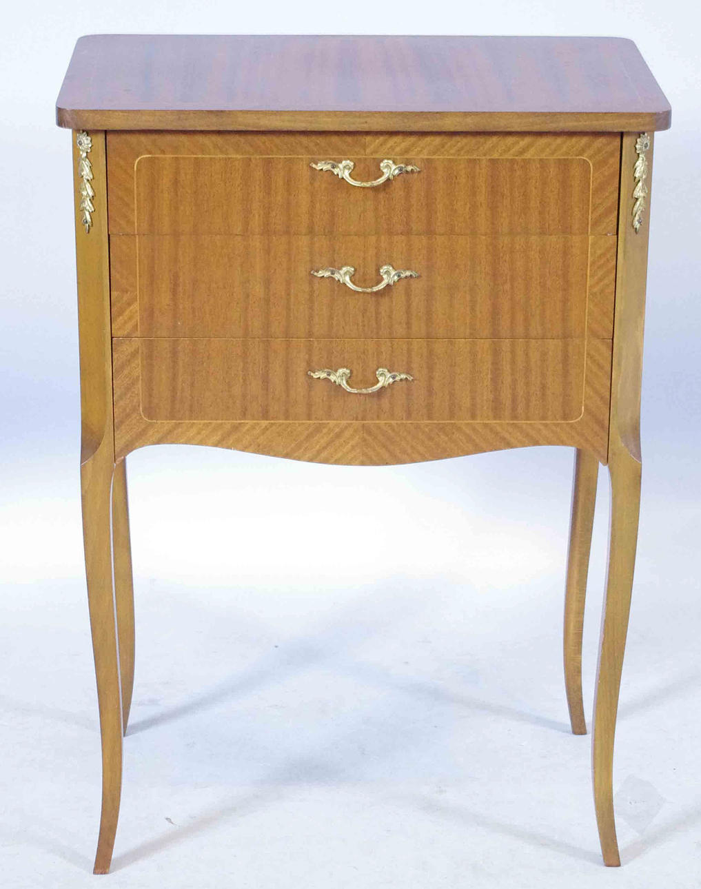 BYRÅ, 3-lådig, mahogny med bronser, rokokostil.